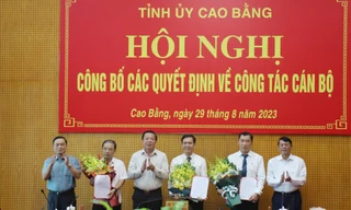Những cán bộ được bổ nhiệm nhận hoa chúc mừng. Ảnh: CB
