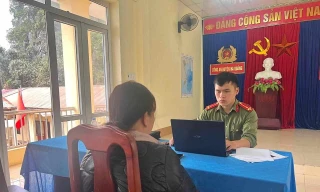 Công an làm việc với bà H về hành vi "báo chốt". Ảnh: Đ.T