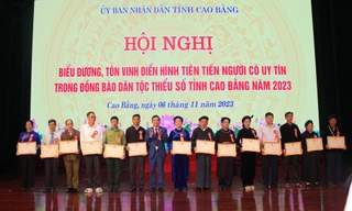 Tôn vinh người uy tín, tiêu biểu người dân tộc thiểu số Cao Bằng. Ảnh: CB