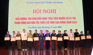 Tôn vinh người uy tín, tiêu biểu người dân tộc thiểu số Cao Bằng. Ảnh: CB