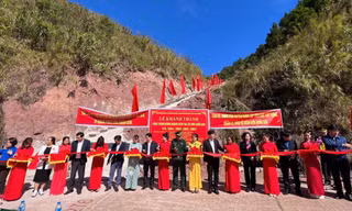 Khánh thành công trình đường lên cột mốc biên giới Bắc Xa -Ảnh: Duy Chiến 