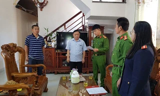 Khởi tố đối tượng ‘ăn chặn’ chế độ của Tổ phòng chống dịch COVID-19