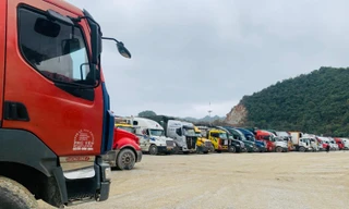 Với hai phương thức giao nhận hàng mới, hy vọng trong một vài tuần, số lượng khoảng trên 1600 phương tiện đang tồn, ứ tại cửa khẩu Lạng Sơn sẽ được giải quyết -Ảnh: Duy Chiến 