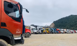 Với hai phương thức giao nhận hàng mới, hy vọng trong một vài tuần, số lượng khoảng trên 1600 phương tiện đang tồn, ứ tại cửa khẩu Lạng Sơn sẽ được giải quyết -Ảnh: Duy Chiến 