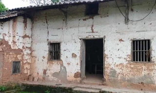 Phát hiện thi thể trong ngôi nhà hoang. Ảnh: Duy Chiến 