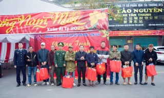 Lái xe ở cửa khẩu Tân Thanh nhận quà tết. 