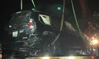 Trục vớt xe ô tô lao xuống sông Kỳ Cùng. Ảnh: TL