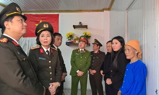 Các hộ nghèo ở huyện Lộc Bình nhận biểu trưng ngôi nhà mới (ảnh: Duy Chiến)