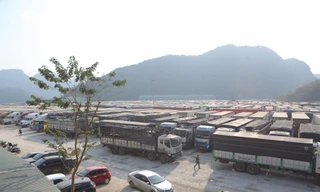 Hiện nay, ở các cửa khẩu Lạng Sơn còn tồn khoảng 1400 phương tiện chở hàng xuất khẩu sang Trung Quốc, nếu giải phóng hết thì phải mất 15 ngày, do vậy Lạng Sơn tiếp tục khuyến cáo Doanh nghiệp cân nhắc mang hàng đến địa phương -Ảnh: Duy Chiến 