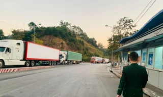 Đầu đầu tiên áp dụng phương thức giao hàng mới, tại cửa khẩu Hữu Nghị mới xuất được 2 xe chở hàng xuất khẩu, ngày 2/3 không xuất được xe nào. Sự ách tắc đang quay trở lại tại cửa khẩu này. Ảnh: Duy Chiến 
