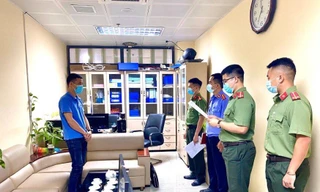 Cơ quan an ninh điều tra công an Lạng Sơn khám xét nơi ở của đối tượng Lý Văn Nguyên -Ảnh: H. Thơ