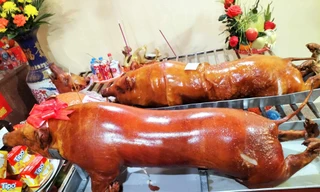 Lợn quay nguyên con ở chùa Bắc Nga. Ảnh: Duy Chiến 