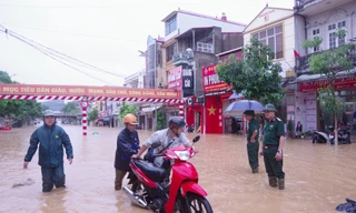 Nhiều đoạn đường ở trung tâm thành phố Lạng Sơn biến thành sông. Ảnh: D.N