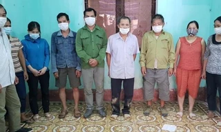 Các đối tượng đánh bạc tại cơ quan công an -Ảnh: TL