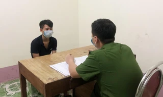 Đối tượng Tuấn (bìa trái) tại cơ quan công an .Ảnh: TL