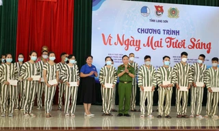 Ban tổ chức trao 18 giải cho các tác giả có bức thư hay gửi người thân yêu nhất -Ảnh: Duy Chiến 