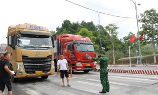 Điều tiết phương tiện chở hàng qua biên giới Lạng Sơn. Ảnh: BP