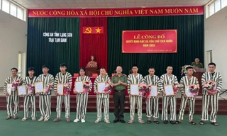 Các phạm nhân được đặc xá nhận hoa, quyết định của lãnh đạo Công an tỉnh Lạng Sơn. Ảnh: Duy Chiến. 