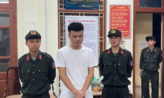 Đối tượng chủ mưu Nguyễn Văn Hậu (giữa) (ảnh: B,K)