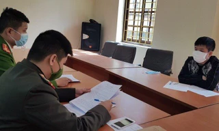 Lực lượng chức năng lấy lời khai của đối tượng Dương Ngọc Kiên (bìa phải)