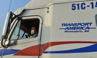 Chỉ còn hơn nửa tháng là đến thời hạn Trung quốc nghỉ tết, dừng thông quan thì tại biên giới lạng Sơn vẫn còn tồn khoảng 1600 xe chở hàng chờ xuất khẩu -Ảnh: Duy Chiến 