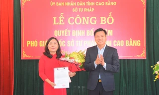 Bà Nguyễn Thị Hảo nhận Quyết định bổ nhiệm.