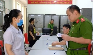 Bà Lê Thị Hồng Thủy (bìa trái) nghe Lệnh khởi tố, bắt tạm giam để điều tra về hành vi " mua bán trái phép hóa đơn, chứng từ" -Ảnh: TL