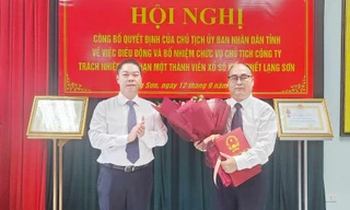 Ông Dương Văn Chiều (bìa phải) nhận Quyết định, hoa chúc mừng. (ảnh: Duy Chiến)