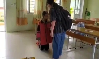 Cảnh nữ học sinh bị bạn học bắt quỳ, đánh được cắt trong đoạn Clip dài khoảng 2 phút. 