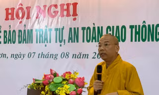 Thượng tọa Thích Quảng Truyền thuyết giảng tại Hội nghị tuyên truyền về trật tự ATGT. Ảnh: Duy Chiến 