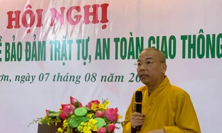 Thượng tọa Thích Quảng Truyền thuyết giảng tại Hội nghị tuyên truyền về trật tự ATGT. Ảnh: Duy Chiến 