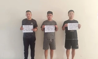 Các đối tượng tổ chức đánh bạc tại cơ quan công an. Ảnh: H. M