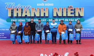 Tặng quà cho hộ nghèo Lạng Sơn. Ảnh: Duy Chiến 