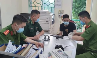 Đối tượng Hữu (giữa) tại cơ quan chức năng tỉnh Cao Bằng .Ảnh: T. Tùng 