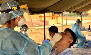 Ngành chức năng tỉnh Lạng Sơn tiến hành khám xàng lọc những người có liên quan đến bệnh nhân dương tính với COVID-19 .Ảnh: Duy Chiến 