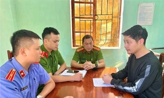 Đối tượng Vương Đình Trung (bìa phải) -Ảnh: TL