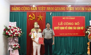 Tân cục trưởng Thi hành án dân sự Lạng Sơn nhận quyết định bổ nhiệm.