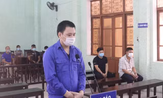 Bị cáo Tường ra tòa lĩnh án .Ảnh: T. Tuệ