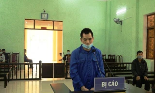 Bị cáo Ghển ra tòa, lĩnh án .Ảnh: CB