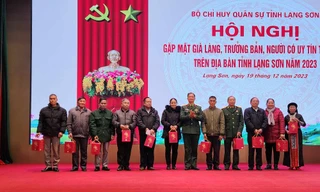 Tôn vinh các già làng, trưởng bản. Ảnh: Duy Chiến 