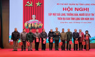 Tôn vinh các già làng, trưởng bản. Ảnh: Duy Chiến 