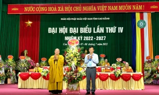 Đại hội đại biểu Phật giáo Việt Nam tỉnh Cao Bằng nhận lẵng hoa chúc mừng của lãnh đạo tỉnh Cao Bằng -Ảnh: TL