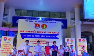 Tỉnh đoàn- Hội đồng Đội và nhà tài trợ tặng quà cho thiếu nhi nghèo, vượt khó ở thành phố Lạng Sơn -Ảnh: Duy Chiến 