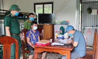 Kẻ bị truy nã (giữa) tại đồn biên phòng. - Ảnh: T. Tùng