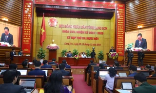 Chủ tịch UBND tỉnh Lạng Sơn Hồ Tiến Thiệu phát biểu tại kỳ họp thứ 31 HĐND tỉnh Lạng Sơn (ảnh: Duy Chiến)