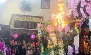 Hàng chục thanh đồng trình diễn nghi lễ hầu đồng