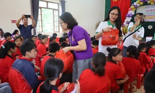 Tặng quà cho trẻ em Lạng Sơn. Ảnh: Duy Chiến 