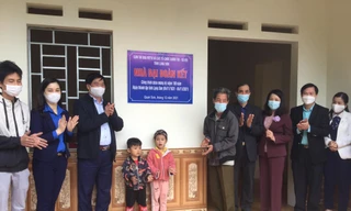 Tỉnh đoàn và Cụm thi đua MTTQ và các tổ chức chính trị- xã hội tỉnh Lạng Sơn khánh thành, bàn giao căn nhà rộng 60m2 khang trang, vững chãi cho gia đình ông Vi Văn Thảo ở thôn Củ Na, xã Quan Sơn, huyện Chi Lăng. Ảnh: Duy Chiến 
