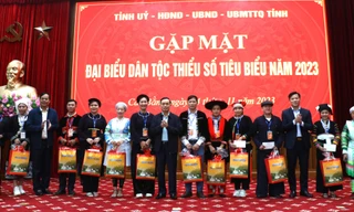 Tặng quà cho đoàn đại biểu dân tộc thiểu số Cao Bằng. Ảnh: T.M