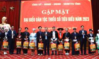 Tặng quà cho đoàn đại biểu dân tộc thiểu số Cao Bằng. Ảnh: T.M